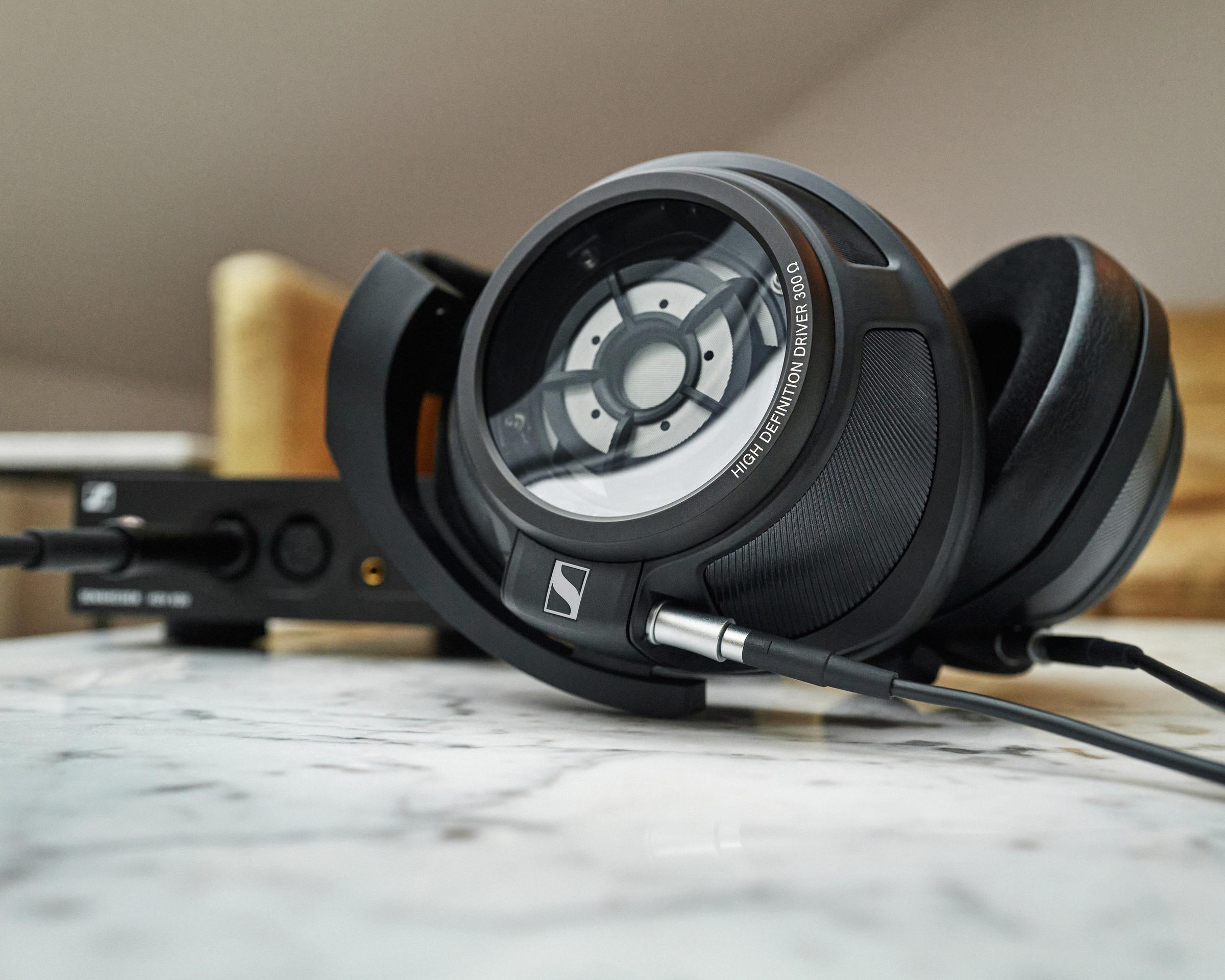 Sennheiser HD 820 Closed Back Audiophile Headphones with Sennheiser HDV 820 Headphone Amplifier