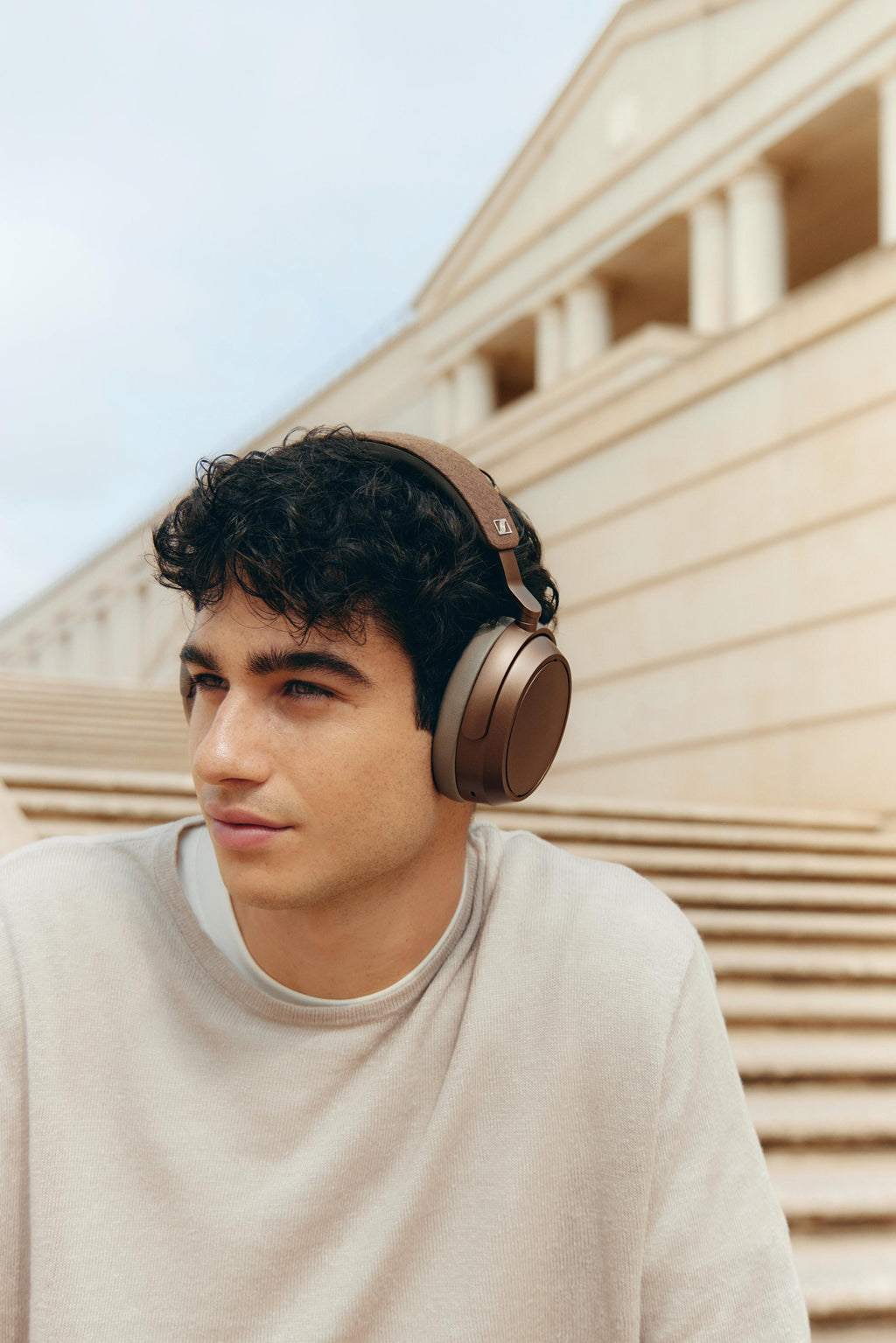 Sennheiser MOMENTUM 4 Wireless Brown 01