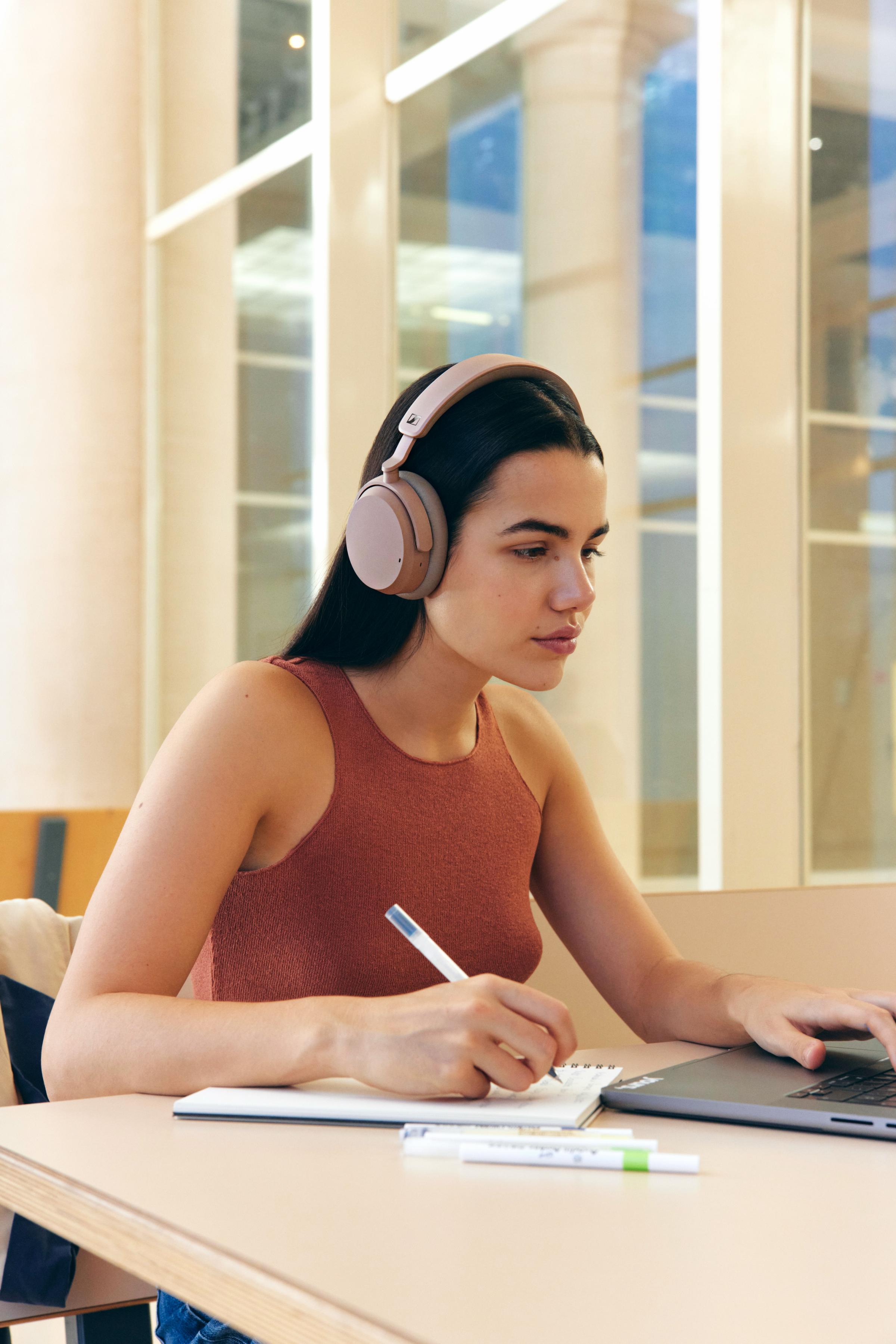 Sennheiser accentum wireless | anc | bluetooth 5. 2 | 50h baterija | taupe | naglavne slušalke 3 Sennheiser accentum wireless taupe slušalke pri uporabi z računalnikom